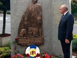 Przed pomnikiem księcia Władysława, fundowanym  z naszej inicjatywy   Rypin, 24 VI 2017 r.